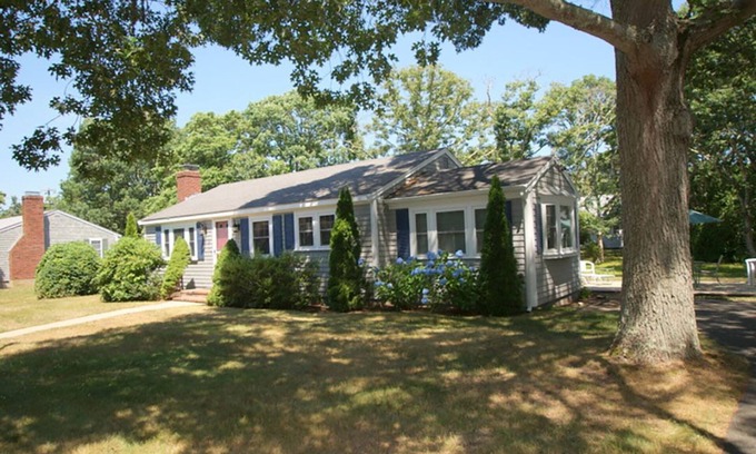 West Harwich House | Only 1/2 mile to Pleasant Street Beach
