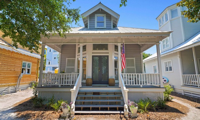 Seaside House | Only 2 Min Walk to Seaside Private Beaches! Renovated home + 2 Adult Bikes!