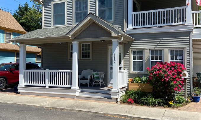 Cape May House | Only 6 blocks to the beach or shopping. Bike ride to Lighthouse or Sunset Beach.
