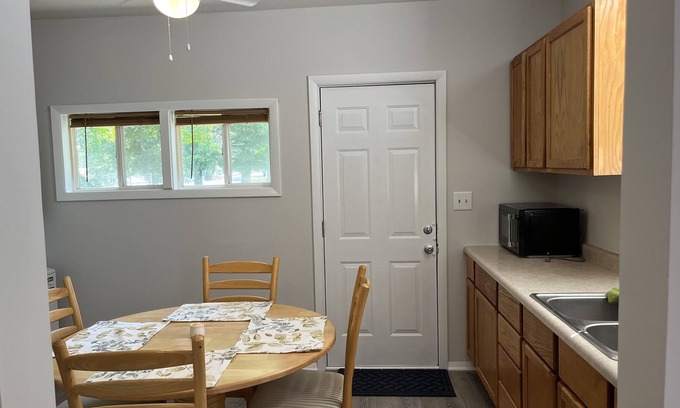 Oglesby Cottage | Only 8 Minutes away from Starved Rock State Park