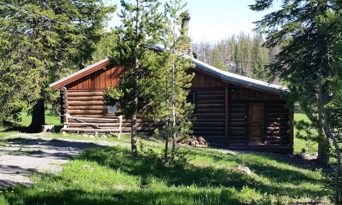 Dubois Cabin | **ONLY AVAILABLE 4 WEEKS A YEAR** Shoshone National Forest cabin rental