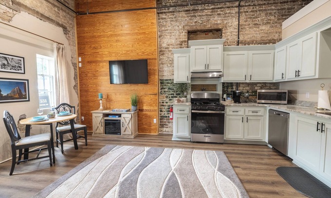 Laurel Apartment | Only Groundfloor access Airbnb Downtown Laurel - G