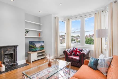Crofton Park Apartment | OnSiteStays - Bright spacious 2-BR, Wifi and lots of street parking