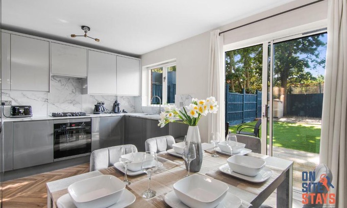 Downham Apartment | OnSiteStays - EARLY CHECK IN AUGUST - Modern 3 bed House, 2 x Parking, Garden, WIFI & dishwasher