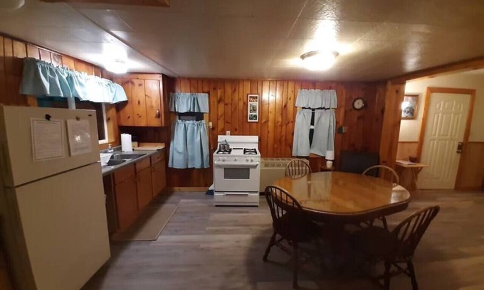 Au Train Cabin | Ontario @ Kimar's Resort Lk SUP