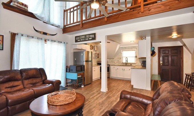 Claremore Cabin | Oolagah Lake - Adorable 2 story Cabin