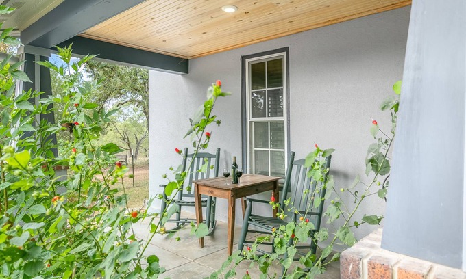Fredericksburg House | Opa O's Gast Haus | 4/3.5 Farmhouse | Full Kitchen | Fire-pit & Grill | Children Welcome