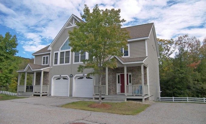 Lincoln House | Open concept, 2-level, AC/FP, wood view, deck, swim club. F132B by LRS