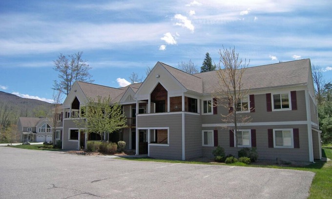 Lincoln Condo | Open concept, AC/FP, deck, view, pet-friendly, swim club. F5006 by LRS