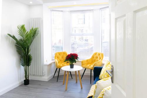 Portsmouth House | Open Mind Property - 6 Luxury Bedrooms with Free Parking