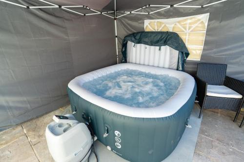 Portsmouth Apartment | Open Mind Property - Hot Tub, 7 Beds & Free Parking