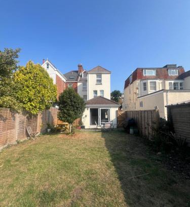 Boscombe Apartment | Open plan flat with large garden close to beach