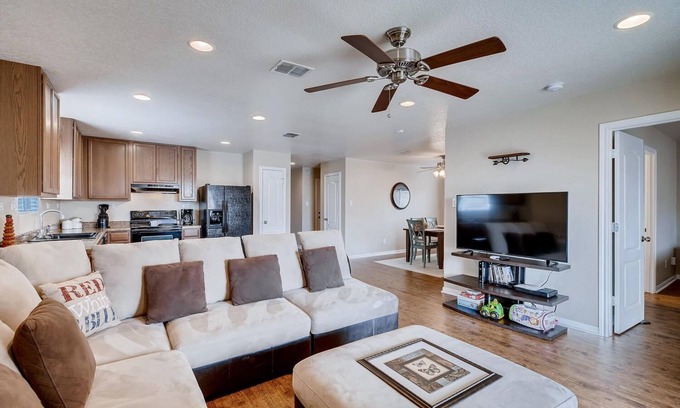 West San Antonio House | *OPEN*POOL/PARK-SEAWORLD/SIXFLAGS/Lackland/shopping *EXTREMELY CLEAN*