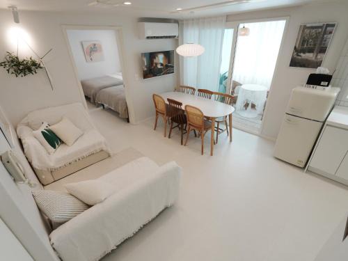 Yeonnam-dong Apartment | OPEN SALE, SONG Stay Park, Airport Railroad, Hongdae Station, Yeontral Park, 7 people, queen bed, air conditioner in each room, dryer, WiFi, foreigners only