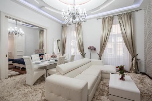 Terezvaros Apartment | Opera Balkony Luxury Apartment with free parking