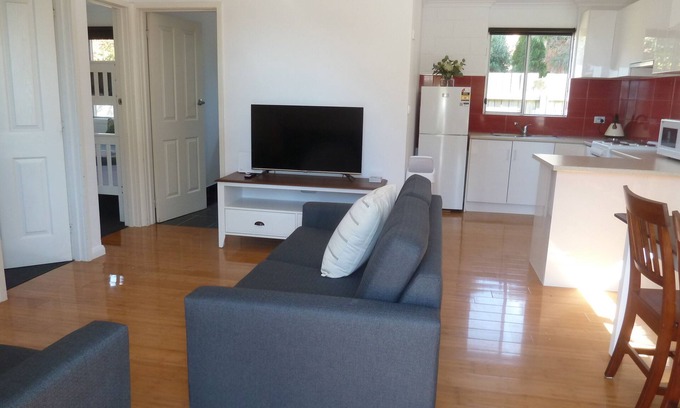 Bridport Apartment | Opposite Beaches - Short Walk to Shops & Eateries