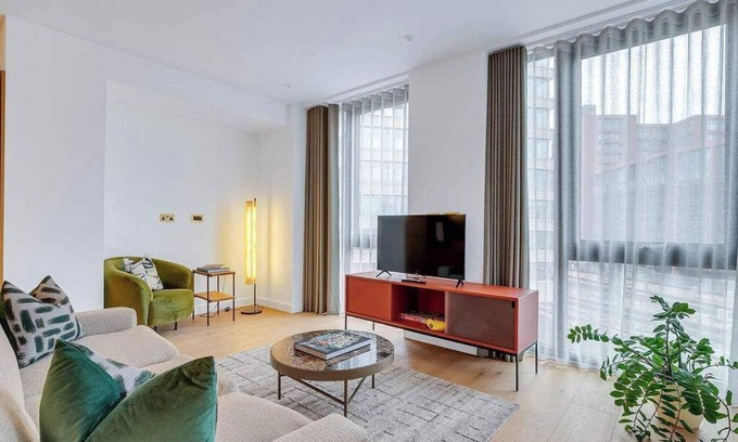 St. Pancras and Somers Town Apartment | Opulent 3-Bedroom Flat in London