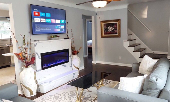 West Price Hill House | Opulent 5 Bdrm, Sleeps 16+, Minutes From Downtown!