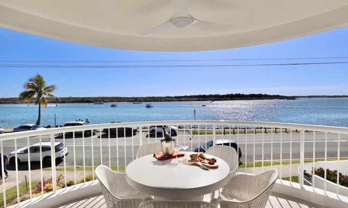 Noosaville Apartment | Opulent Noosa Sunsets 5HS