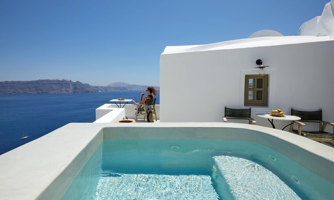 Oia Apartment | Opulent Oia Oasis: 3-Bedroom Luxury Suite