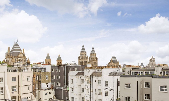 South Kensington Apartment | Opulent Penthouse Suites with Superior Finishes and Stunning Skyline Views