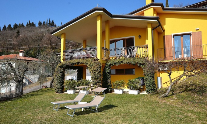 Marciaga Apartment | Orange Apartment In Marciaga di Costermano