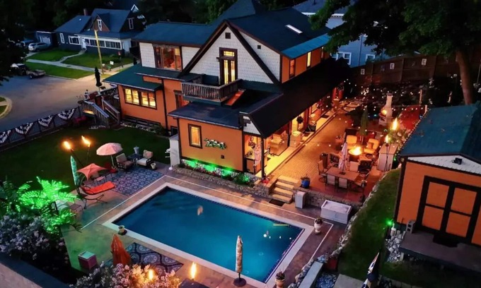 Cadillac House | Orange Cadillac - Stunning 6 BR/3 BA 11 Beds Home
