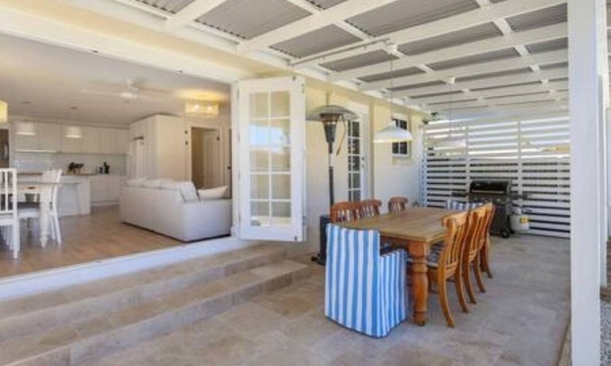 Orange House | ORANGE LODGE - BEAUTIFUL HOME A FEW BLOCKS FROM TOWN