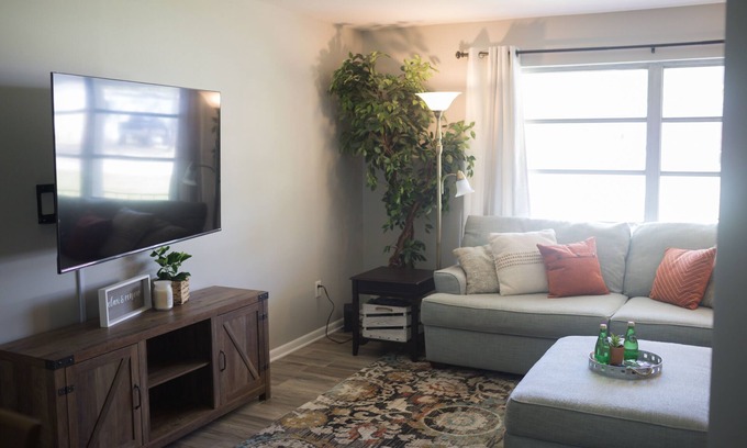 Brent Cottage | Orange Tree Cottage- Entire Cottage, Cute and Charming!