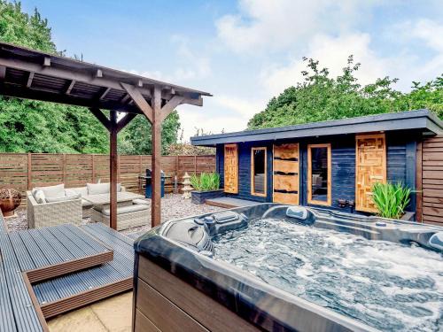 Frampton House | Orchard Retreat
