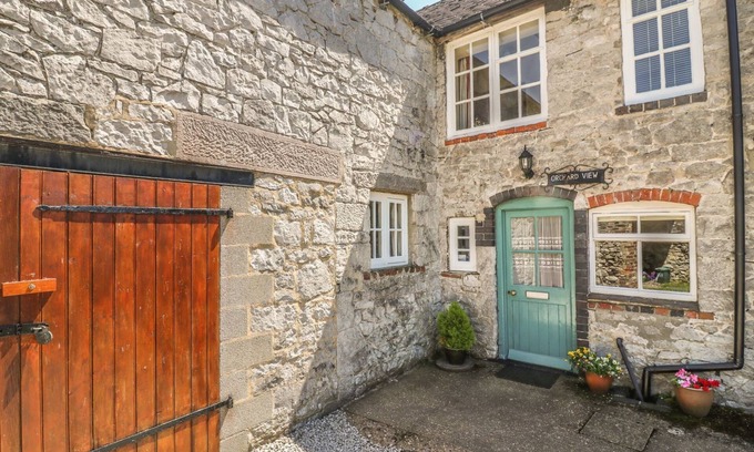 Parwich Cottage | ORCHARD VIEW, pet friendly, luxury holiday cottage in Parwich