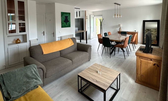Juvigny House | Orgîte, Location de Gîte Pouvant Accueillir 8 Personnes