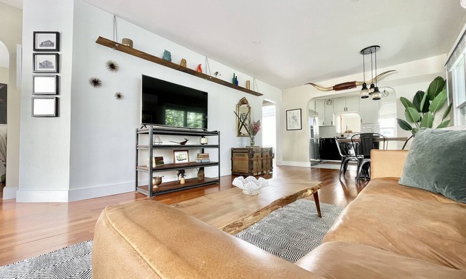 North Delridge House | Original West Seattle Escape-Easy Beach and Downtown Access.