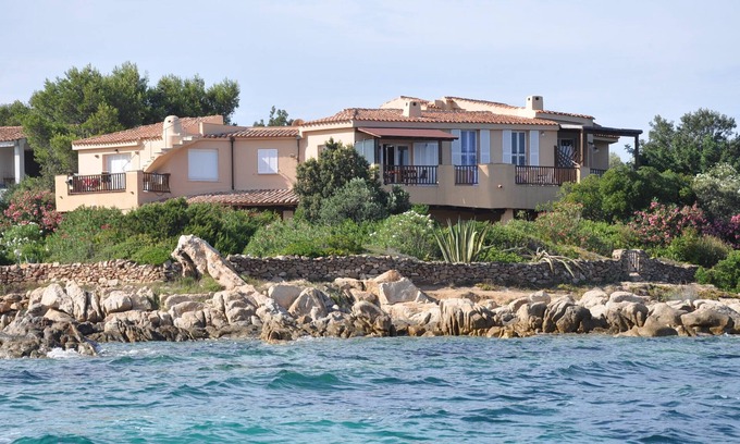 Baia Caddinas Apartment | ORIGINAL WIDE FLAT IN VILLA ON THE SEA