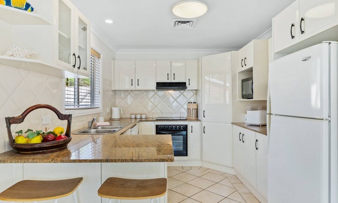 Vincentia House | Orion Beach Retreat -250m walk to the crystal clear waters of Jervis Bay