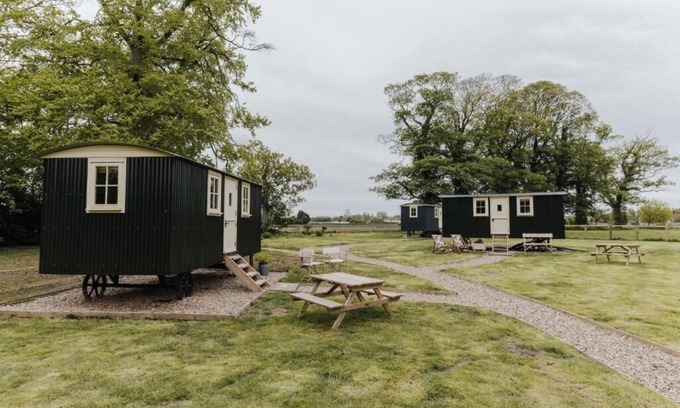 Great Yarmouth Ski Chalet | Ormesby Manor - Shepherd's hut Beekeeper