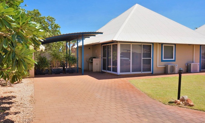 Exmouth Villa | Osprey Holiday Village Unit 101/2 Bedroom apartment in complex with a pool