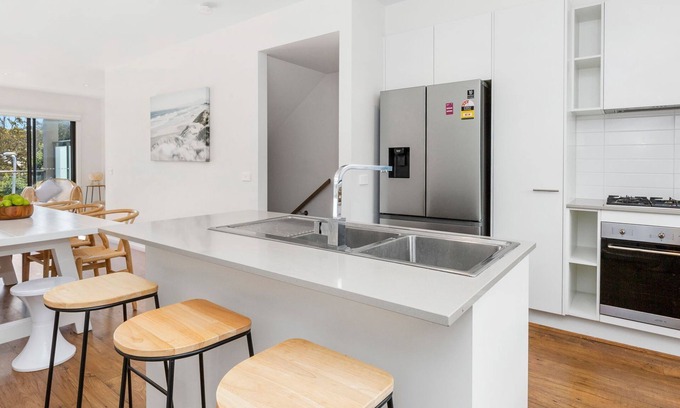 Mornington House | OSPREY - MORNINGTON. Walking distance to Mornington's cafe culture.
