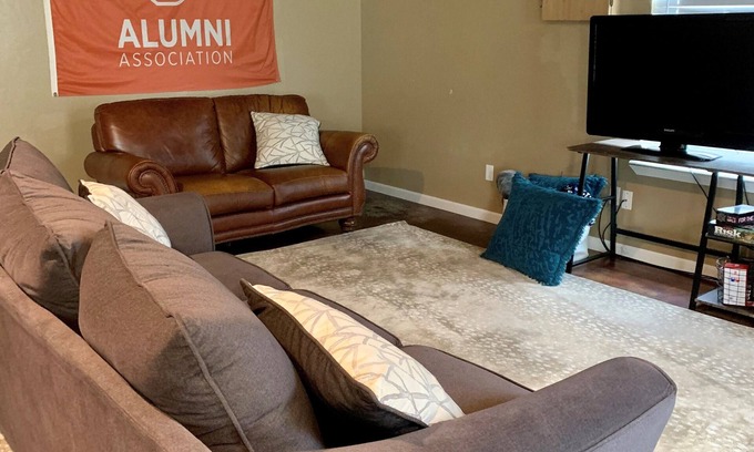 Stillwater House | OSU Fan Headquarters- 4 blocks from the Strip, 8 blocks to Campus.