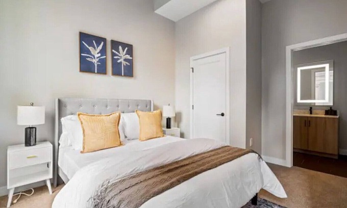 Central Business District Apartment | OTR 2BR Queen Beds Walk-In Shower Smart TV