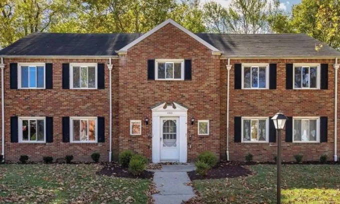 Toledo Condo | Ottawa Hills Hillandale House Cozy Condo in the charming village w/WiFi, AC