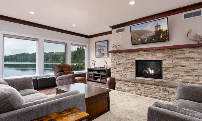 Florence House | Otter Banks on Mercer Lake! Private Dock, Kayaks, Gas Grill and More