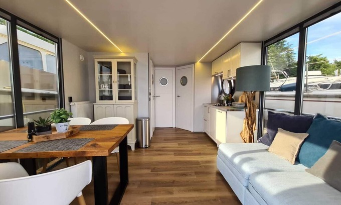 Stevensweert Boat Rental | Otter comfort class XL