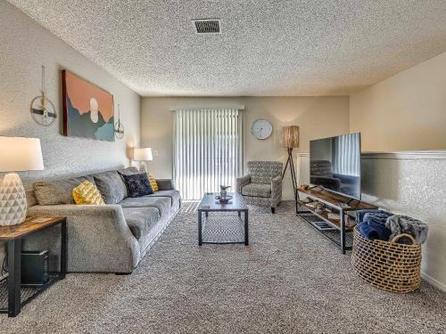Norman Apartment | OU Sooner, Pool & Gym, BBQ, Netflix, 100mb Internet, LG Washer & Dryer, Close to OU!