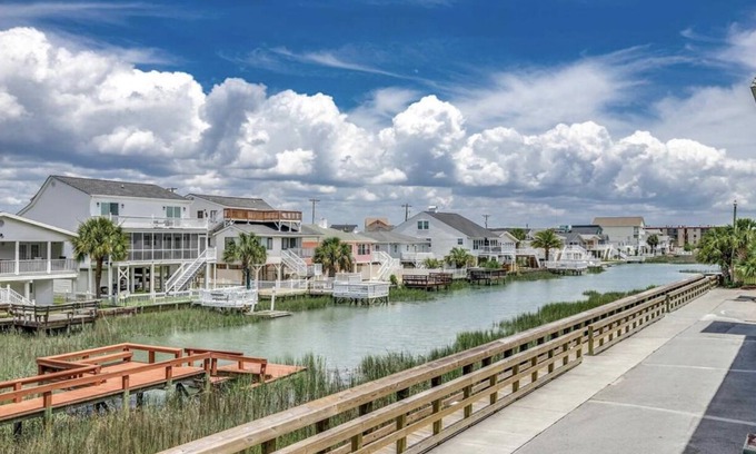 North Myrtle Beach Condo | Our 2 bed/2 bath condo is located in beautiful Cherry Grove Beach