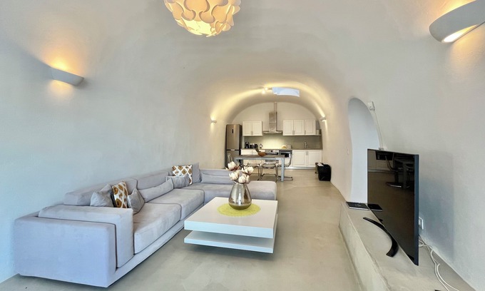 Fira Villa | Our Island OASIS (3000 sq ft of Living Space) Walk to Fira!
