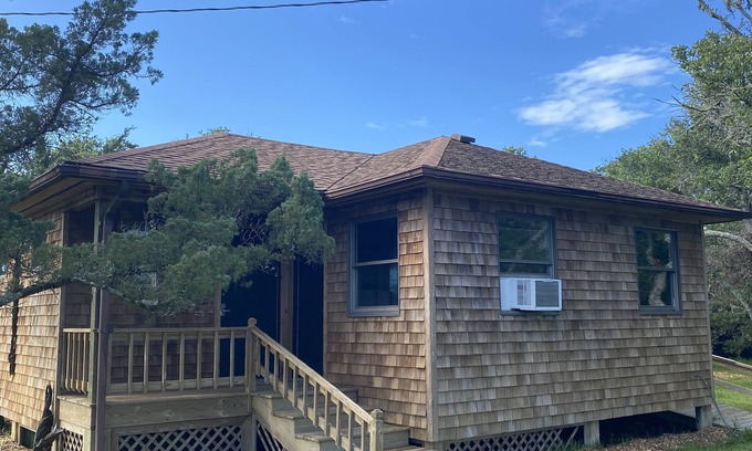 Hatteras Cottage | Our Lucky Charm is a cottage on the waterway in Hatteras Village