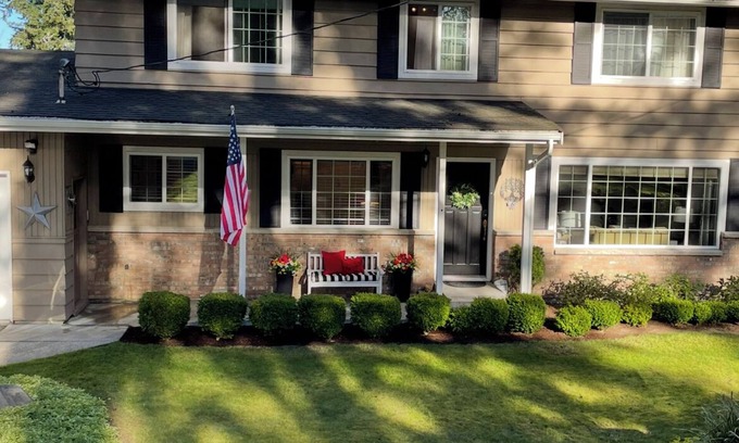Edmonds House | Our Nest Edmonds: Sleeps 10/Gourmet Kitchen/Sport Court/Amenities Galore/5⁕hosts