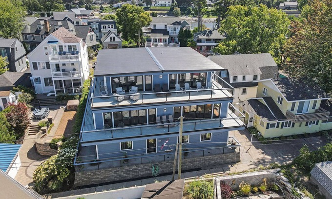 South Haven House | Out of the Blue - Luxury 5500 sq ft home on North Beach nn