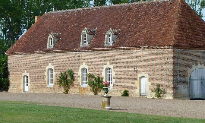 Chateau-sur-Allier House | Outbuilding of a listed 16th-century château